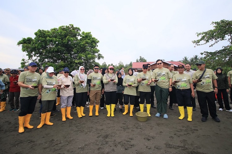 PEDULI : Pelepasan Tukik dan penanaman Mangrove di pesisir Pantai Lalombi Donggala, Minggu (24/8/2025).