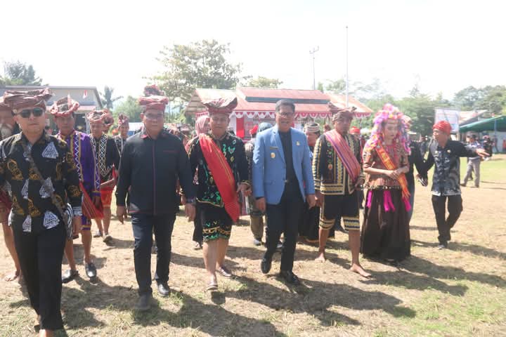 PENYAMBUTAN : Tampak Wabup Poso, Soeharto Kandar, disambut masyarakat adat di lembah Lore Bada. (FOTO : BUDIYANTO WIHARTO/RADAR PALU).