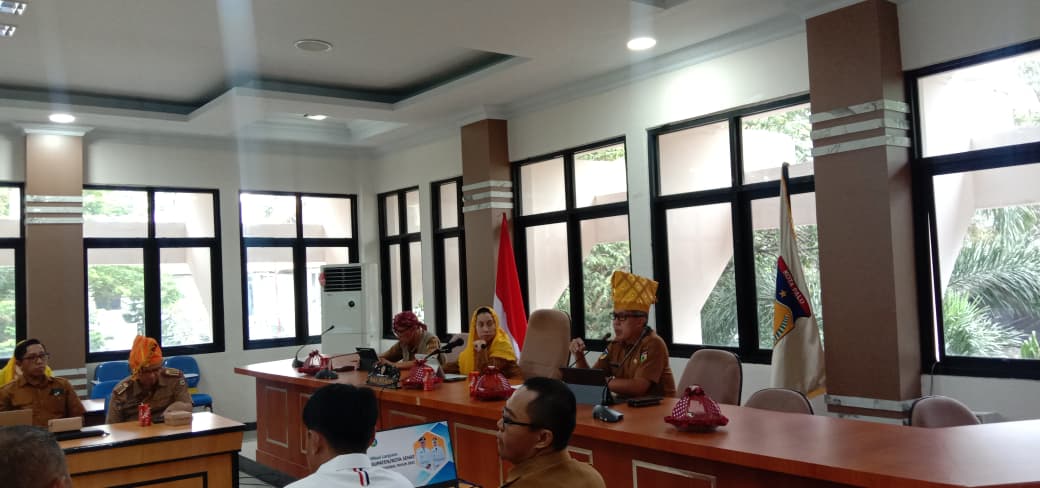 MENYIMAK: Wakil Wali Kota Palu, Imelda Liliana Muhidin menyimak pemaparan di kegiatan Verifikasi Lanjutan Penilaian Kota Sehat yang berlangsung di ruang Bantaya, pada Senin (25/8/2025)