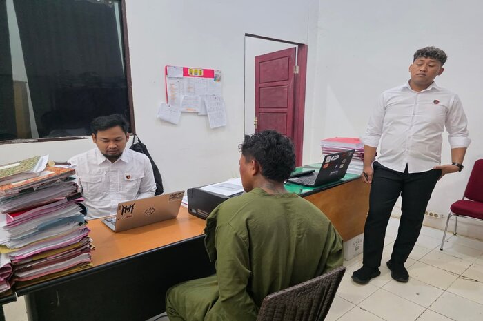 DIAMANKAN : Pelaku penikaman imam Masjid di Desa Tompira, Petasia Timur, Morowali Utara diamankan polisi.
