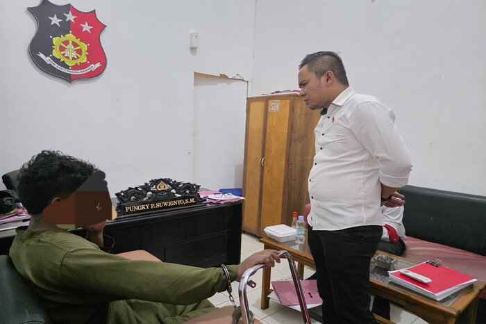 DITANGKAP : Setelah menusuk imam masjid di Desa Tompira, Morowali Utara, pelaku ditangkap Polres Morowali Utara.