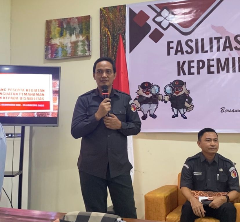 BERI PEMAHAMAN : Ketua Bawaslu Sulteng, Nasrun, saat memberikan pemahaman kepemiluan kepada penyandang disabilitas, Senin (25/08/2025).(FOTO : ISTIMEWA/RADAR PALU).