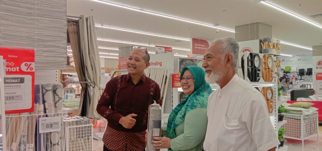 BANJIR PROMO: Area Manager SELMA, Sugeng dan Komisaris Palu Grand Mall, Karman Karim (kanan) pada opening SELMA pada Selasa (26/8/2025). SELMA menawarkan berbagai promo menarik pada kesempatan ini.