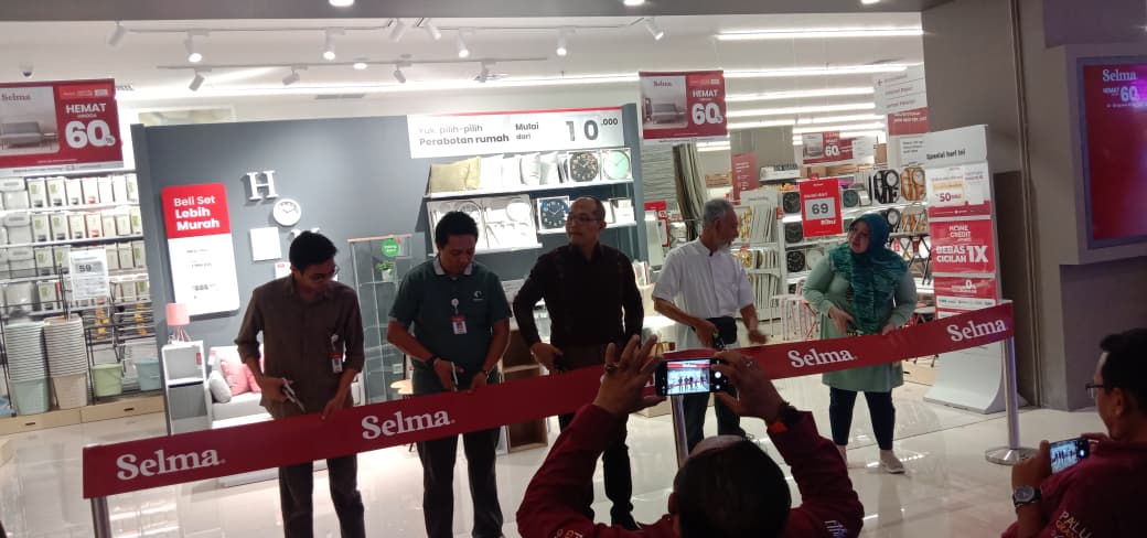 SIMBOLIS: Pembukaan toko pertama SELMA di Kota Palu, yang bertempat di Palu Grand Mall pada Selasa (26/8/2025). Pembukaan ini ditandai dengan pengguntingan pita.