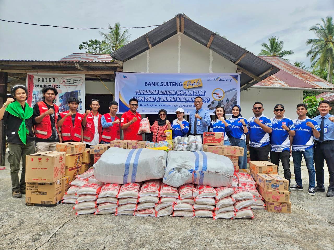 BERIKAN BANTUAN: Direktur Utama Bank Sulteng, Hj. Ramiyatie (tengah) secara simbolis menyerahkan bantuan kepada perwakilan PMI Poso di lokasi terdampak bencana.  &nbsp;