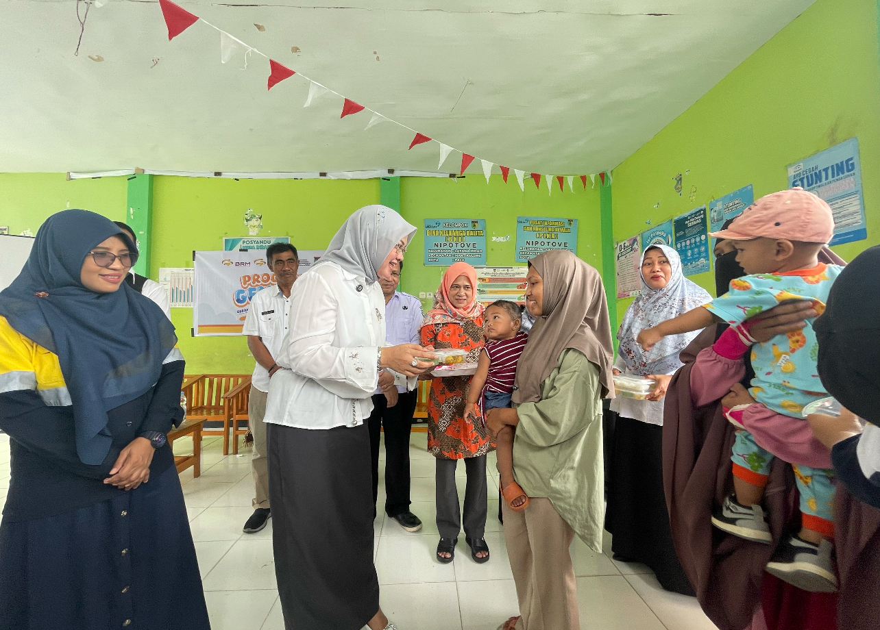 Program Genting (Gerakan Orang Tua Asuh Cegah Stunting) di Posyandu Nusa Indah, Kelurahan Layana Indah, Kota Palu.