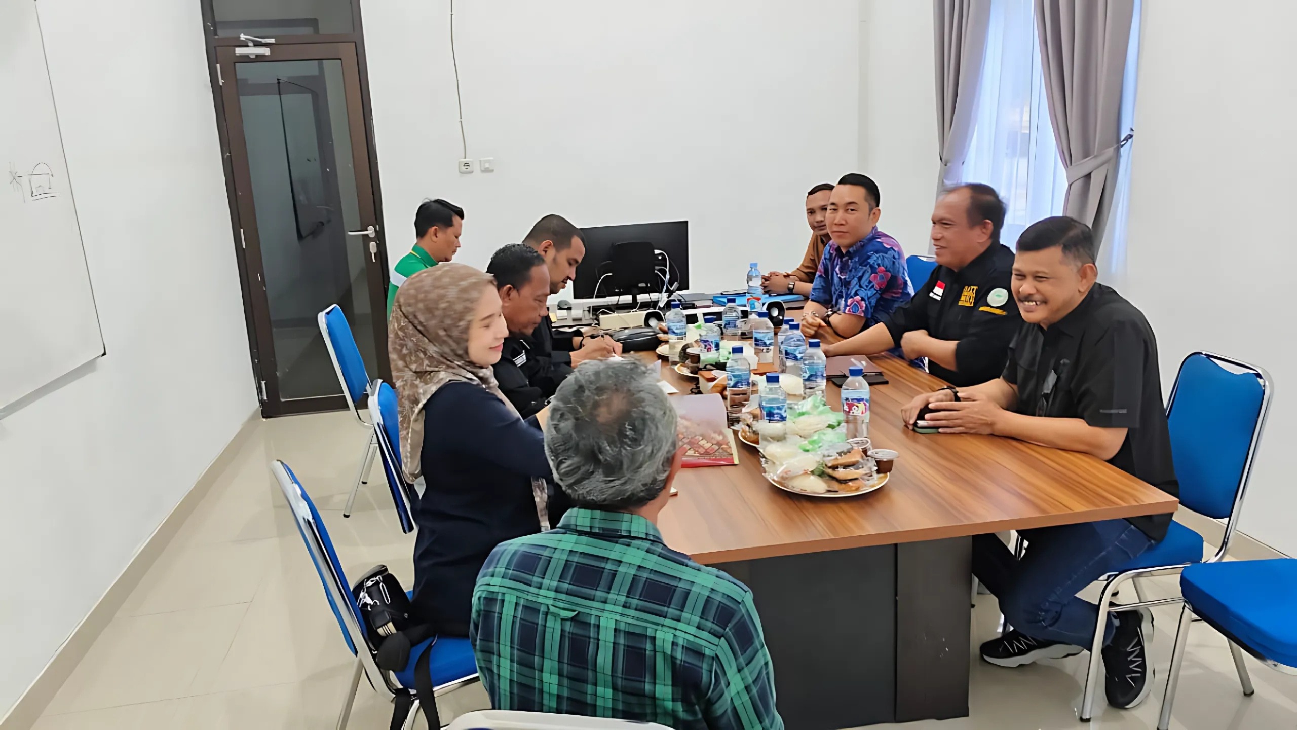 MENGUNJUNGI : Tim Pemprov Sulteng saat mengunjungi pabrik PT Sawit Permai Pratama (SPP) di Morali Utara.(FOTO : ISTIMEWA/RADAR PALU).