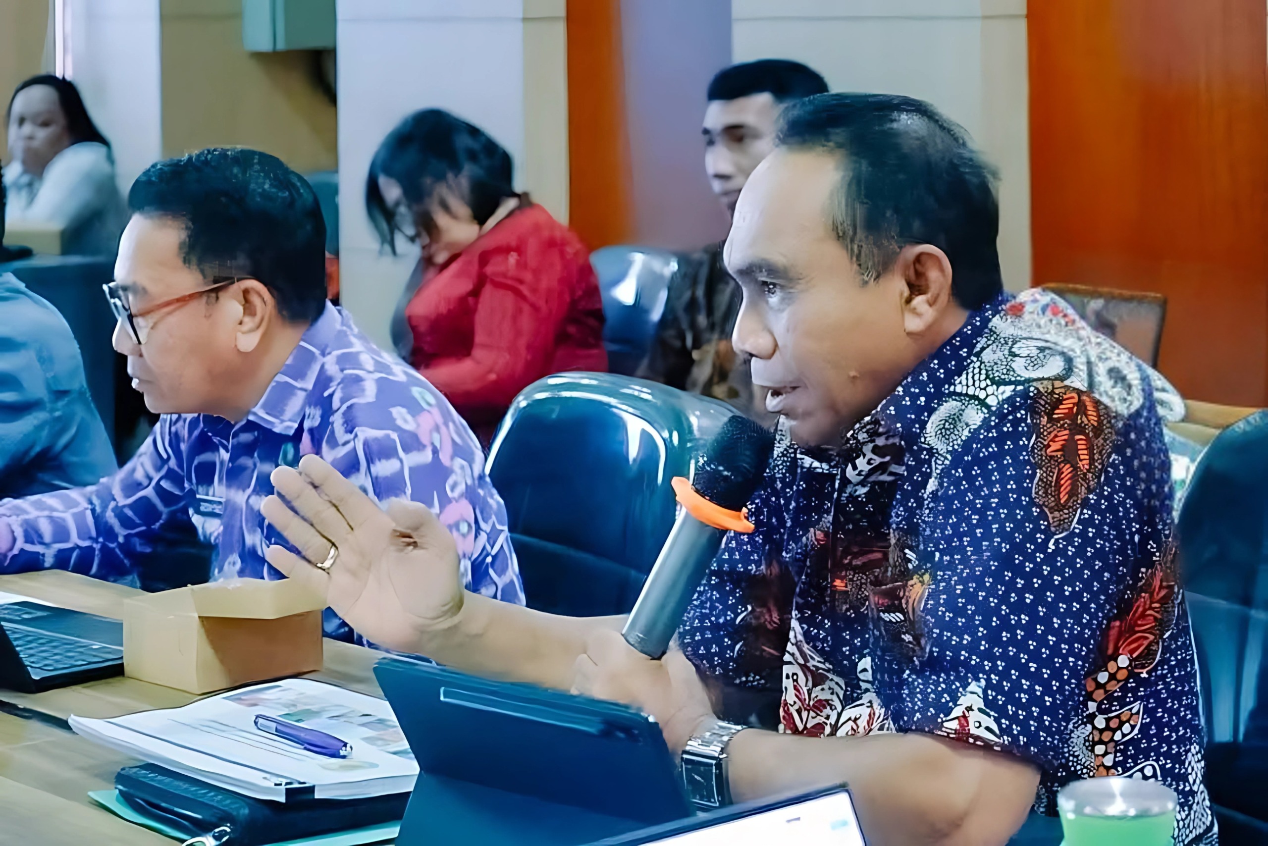 EVALUASI : Sekkab Morut, Musda Guntur mengikuti rapat evaluasi Ranperda RPJMD 2025&ndash;2029 di kantor Bappeda Provinsi Sulawesi Tengah, Jumat (22/08/2025).(FOTO : ISTIMEWA/RADAR PALU).