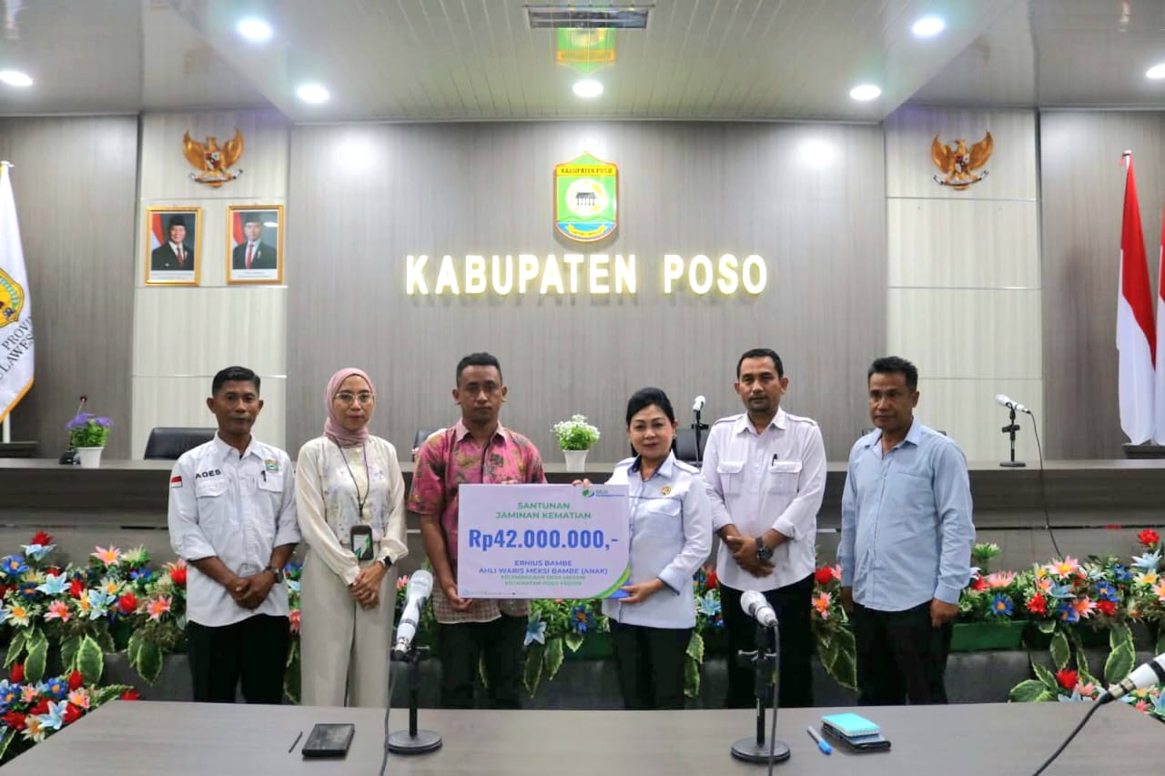 SERAHKAN : Sekkab Poso, Herningsih Tampai, bersama Kepala BPJS Ketenagakerjaan Poso Sukma Sartika Sari menyerahkan santunan jaminan kematian kepada Meksi Bambe, Rabu 27 Agustus 2025.(FOTO : ISTIMEWA)