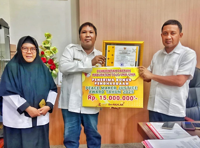 PENGHARGAAN : Lurah Labiabae Fariz Latjuba, saat menerima Peace Maker Justice Award tingkat nasional tahun 2025.(FOTO : HERIYANTO LIMAHU/RADAR PALU).
