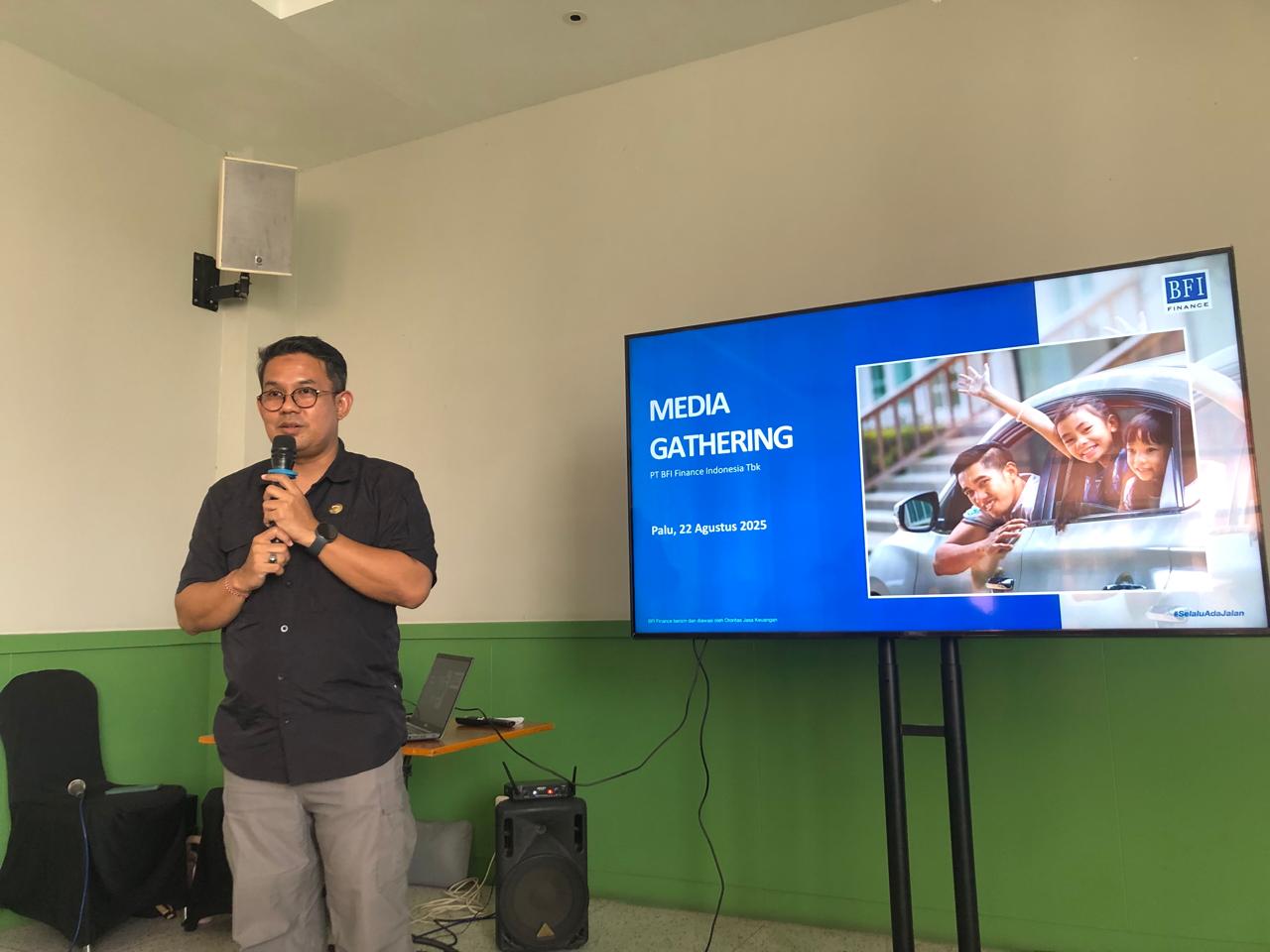 BERI KETERANGAN: Kepala OJK Provinsi Sulawesi Tengah, Bonny Hardi Putra saat menghadiri media gathering salah satu perushaan jasa keuangan, BFI Finace, beberapa waktu yang lalu.