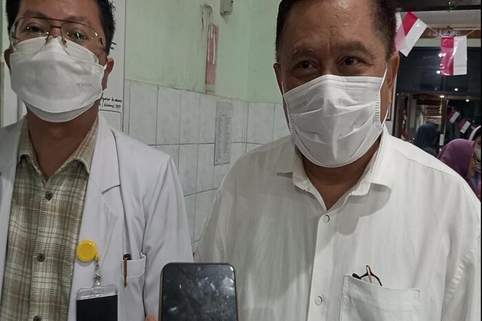 Direktur Rumah Sakit Woodwart Palu, dr Herman Ferry Baan (kanan) dan dr Derix (kiri)