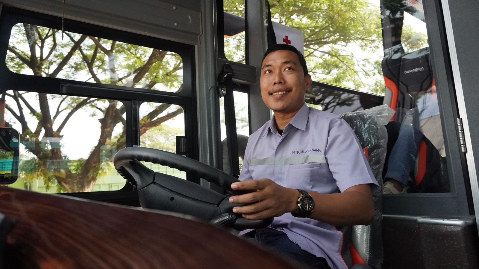 AMAN DAN NYAMAN: Dengan sopir yang terlatih, berpengalaman dan disiplin, membuat perjalanan bersama Cahaya Bone menjadi aman dan nyaman.