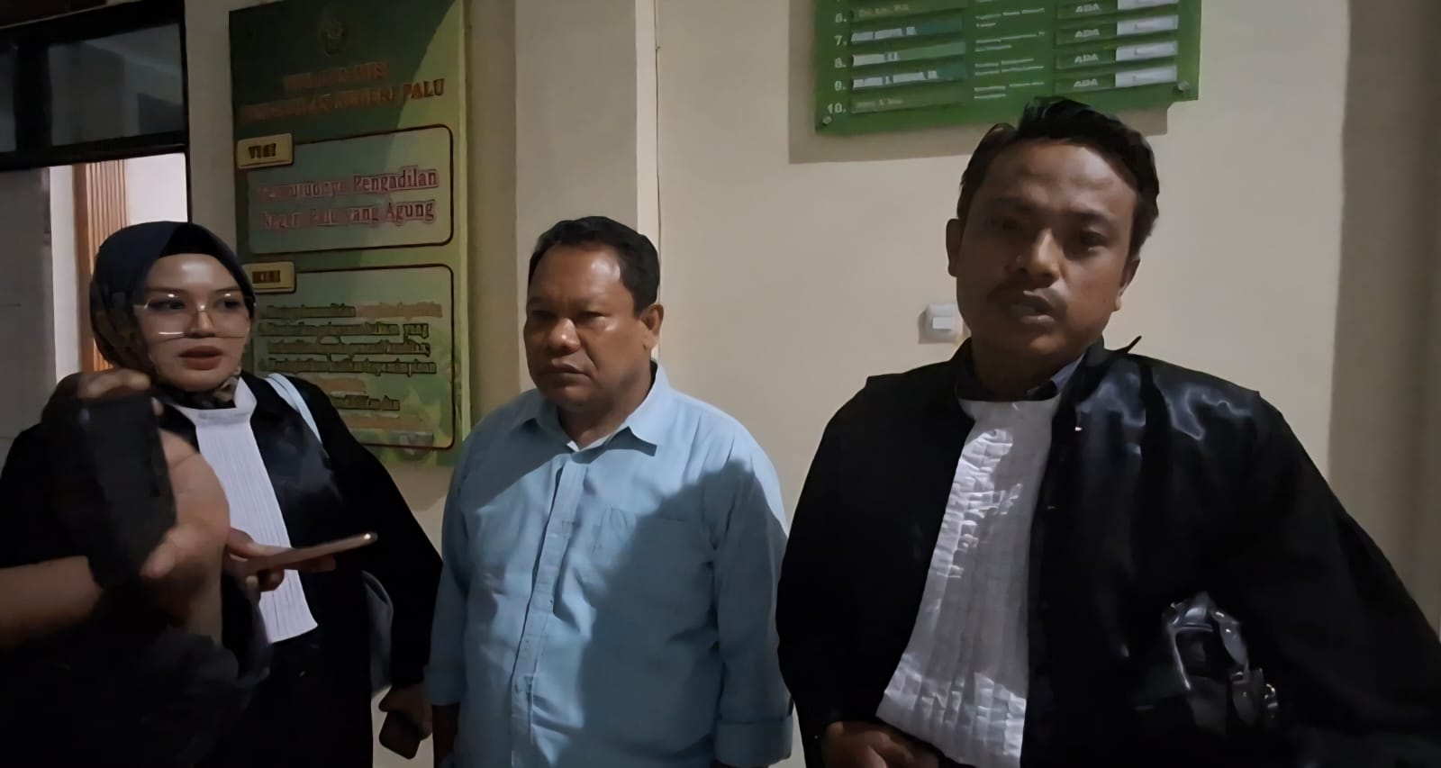 Muhammad Asrar Abdul Samad bersama penasehat hukum usai menerima vonis di Pengadilan Negeri Kelas I Palu, Kamis (28/8/2024)