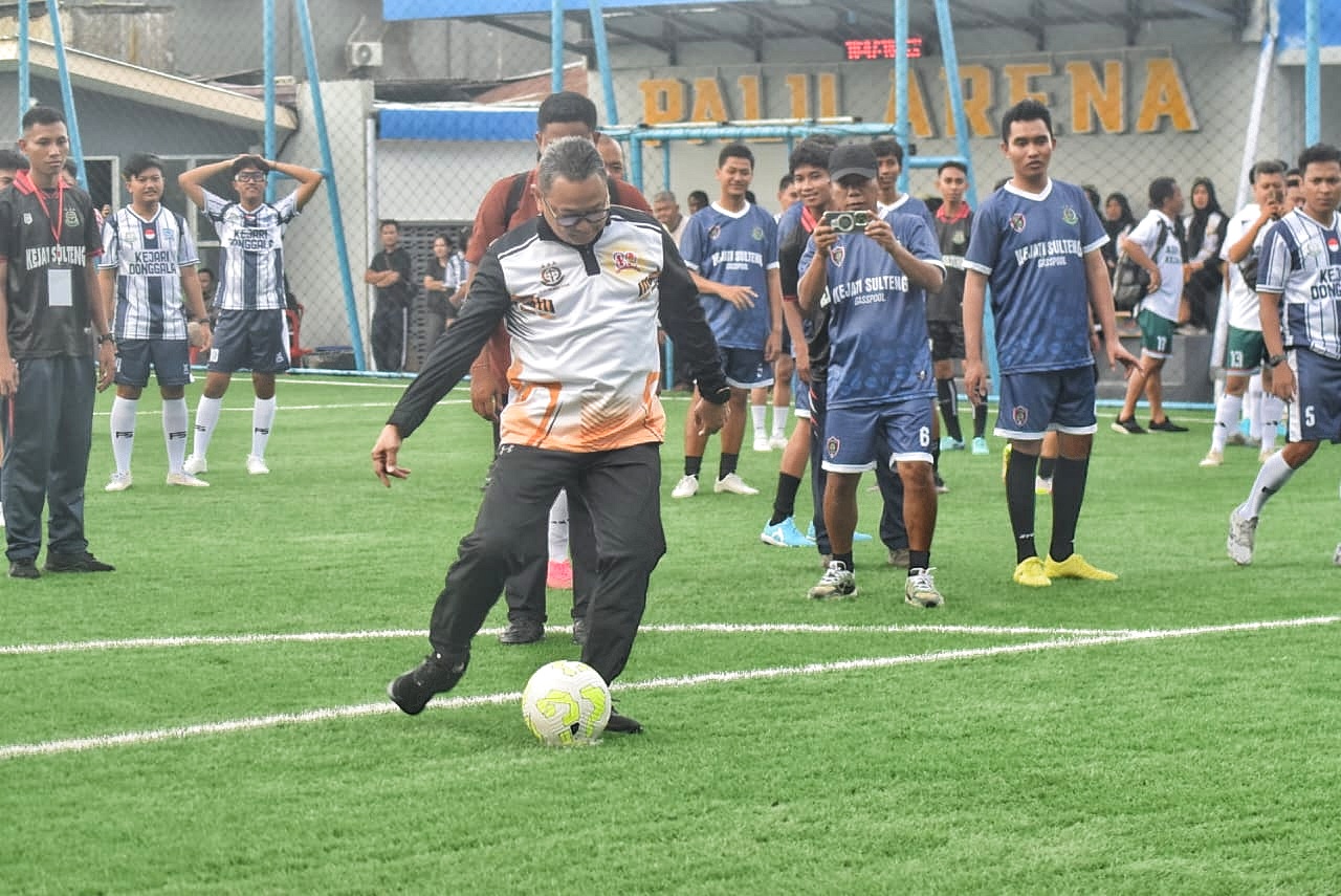 JALIN SILATURAHMI : Kajati Sulteng Nuzul Rahmat membuka secara resmi Adhyaksa Mini Soccer 2025, Jumat (29/8) petang.