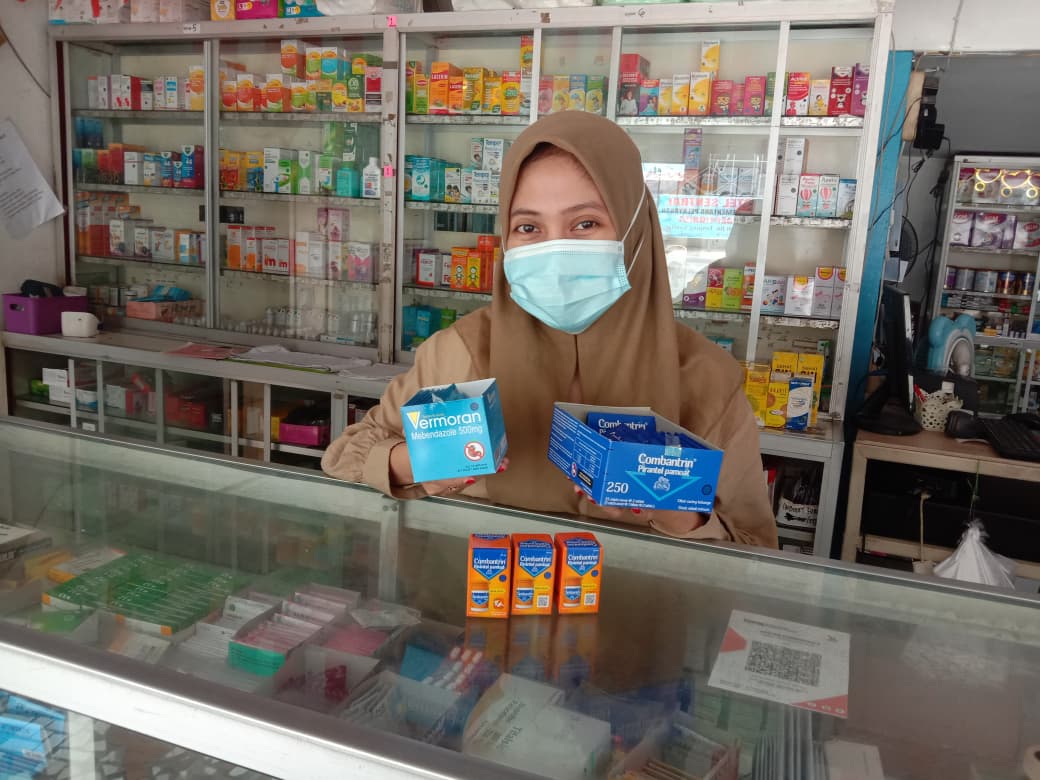 SAMA-SAMA AMPUH: Apoteker Apotek Farmindah II, Lia memperlihatkan obat cacing yang juga dapat ambuh membunh cacing. Namun, masayarakat sudah terlanjur termakan informasi di Medsos.