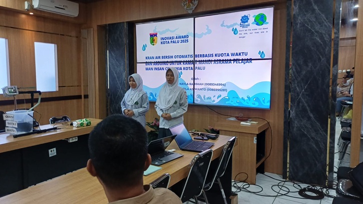 Dua siswi MAN IC Kota Palu, Nayla dan Nasyla saat tampil dihadapan tim BRIDA Kota Palu menampilkan siatem sensor kran otomatis.