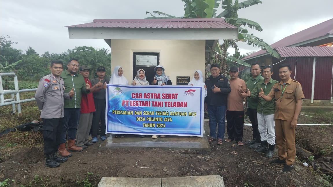 MCK WARGA : Pemerintah Desa Polanto Jaya saat menerima secara simbolis pembangunan MCK untuk warga beberapa hari lalu.(FOTO : ISTIMEWA/RADAR PALU).