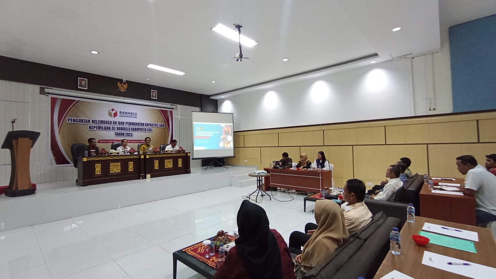 EVALUASI : Bawaslu Sigi, menggelar penguatan kelembagaan dan peningkatan kapasitas SDM kepemiluan 2025, Sabtu (30/08/2025).(FOTO : ANGEL SUMBARA/RADAR PALU).