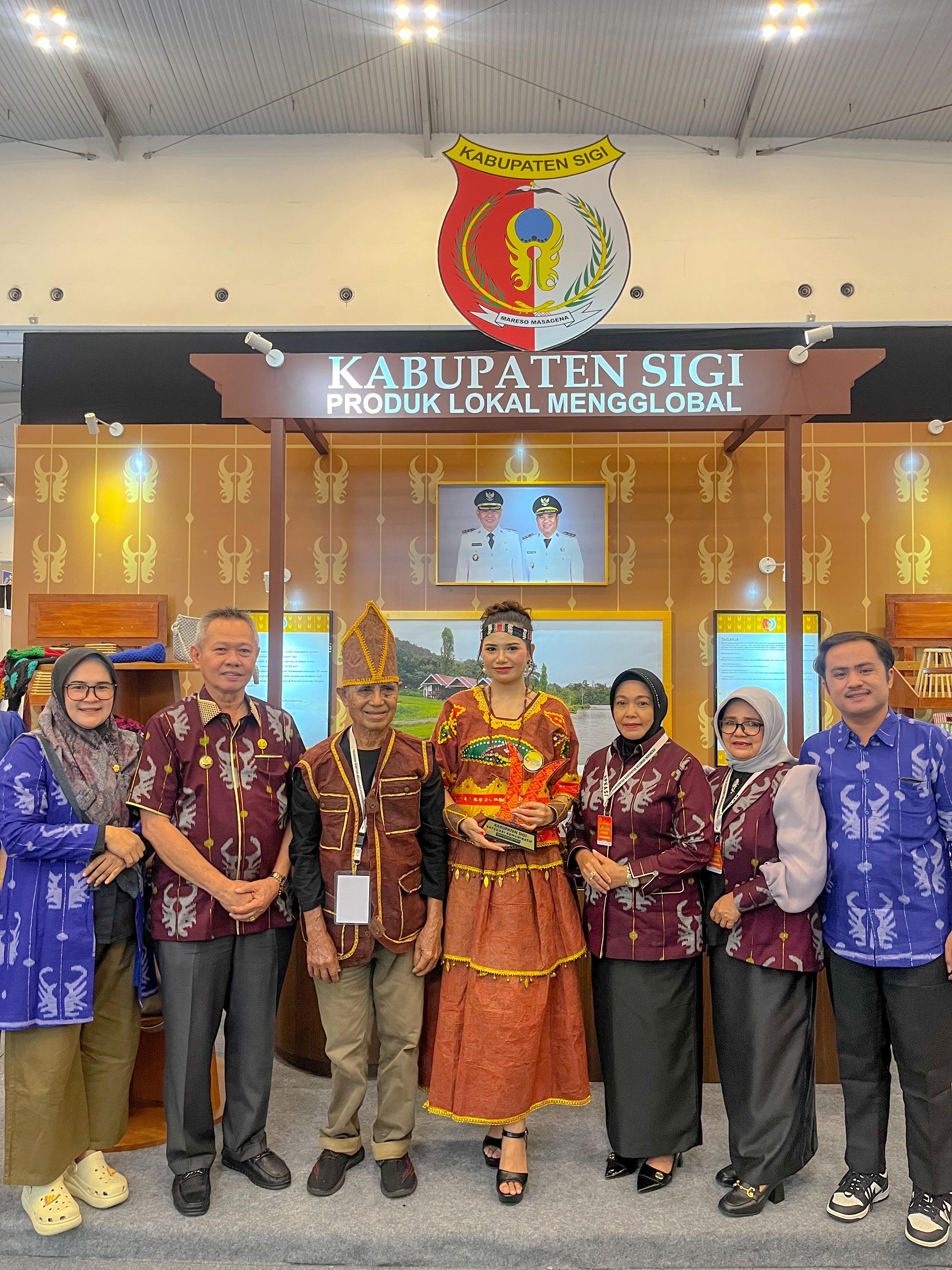 MENGHADIRI : Bupati Sigi, Moh. Rizal Intjenae, bersama Ketua TP PKK Sigi dan Ketua DWP Sigi di penutupan APKASI Otonomi Expo 2025, Sabtu (30/08/2025).(FOTO : ISTIMEWA/RADAR PALU).