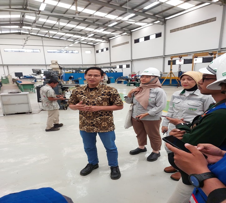 Direktur Komunikasi PT IMIP, Emelia Bassar bersama guru Poleteknik Industri saat menjelaskan kepada wartawan terkait pendidikan.