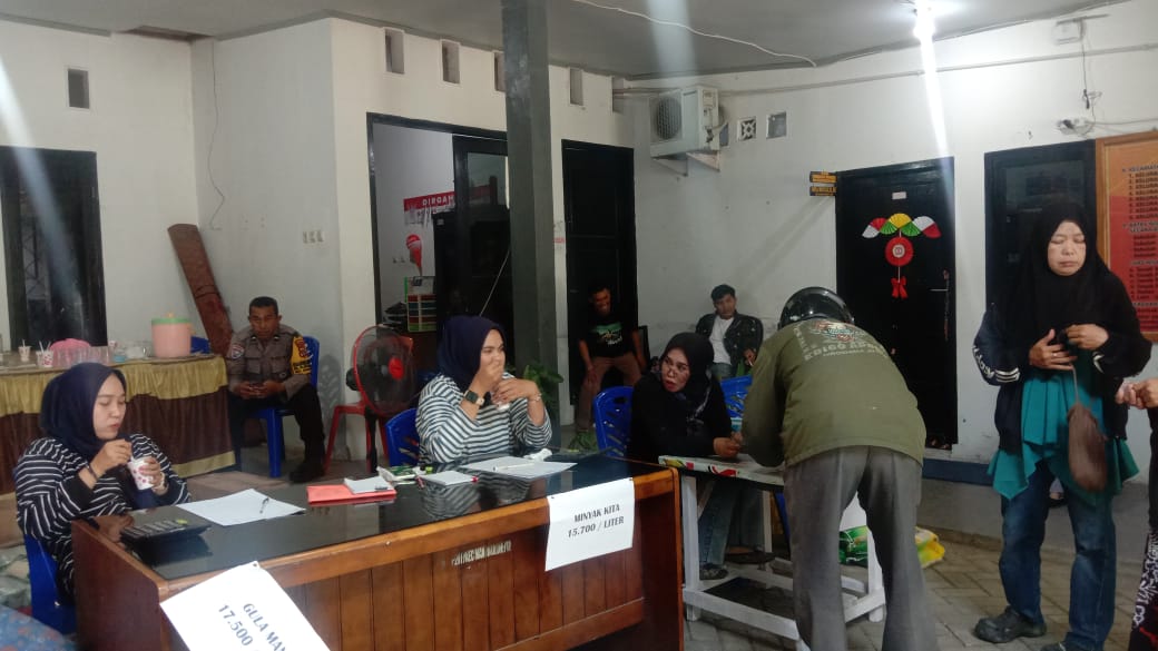 PANGAN MURAH: Suasana GPM di Kantor Camat Mantikulore pada Sabtu (30/8/2025). Tampak petugas kecamatan menyediakan meja untuk layanan pembelian.
