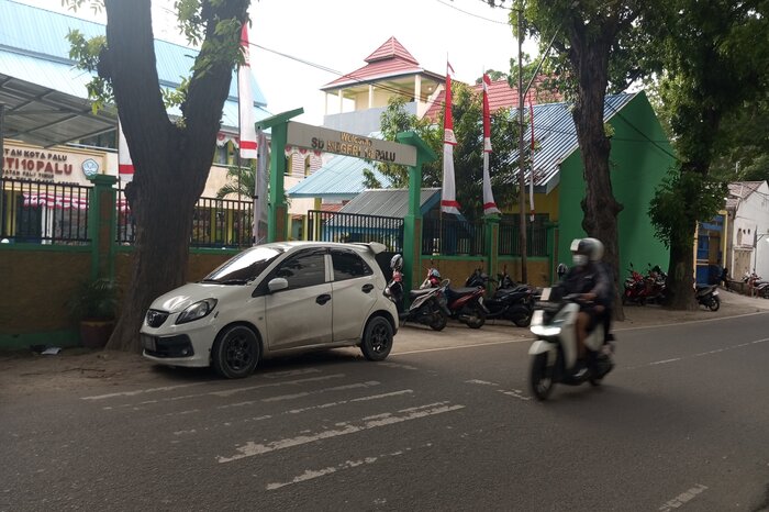 AKAN DIALIHKAN : Tampak depan SDN 10 Palu di Jalan Mawar. Kepsek SDN 10 Palu sebut pada Senin (1/9/2025) aktivitas belajar mengajar dipindahkan ke ruang virtual.