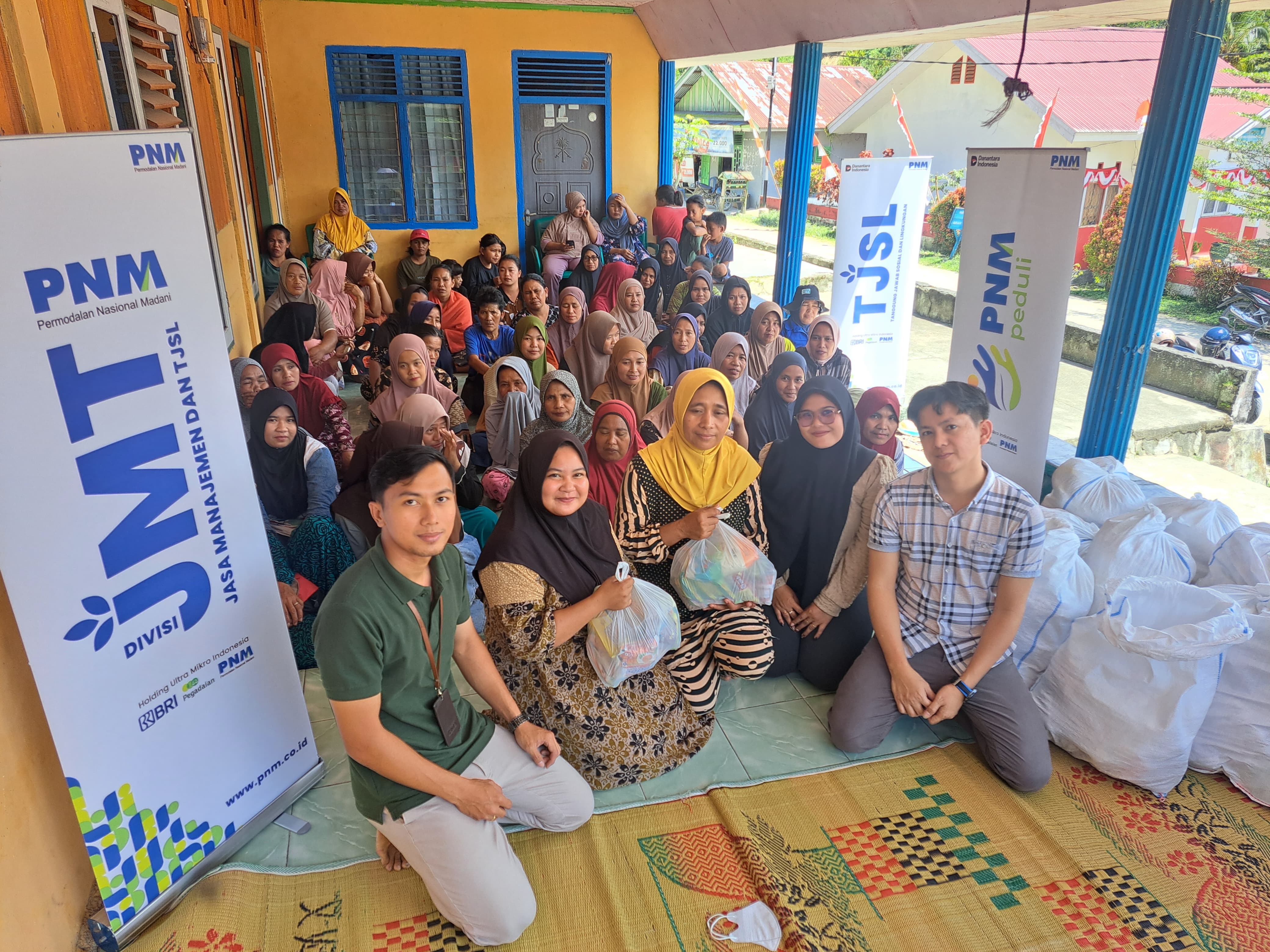 Bantuan sembako bagi para nasabah PT PNM Palu yang terkena musiba banjir bandang di Kulawi