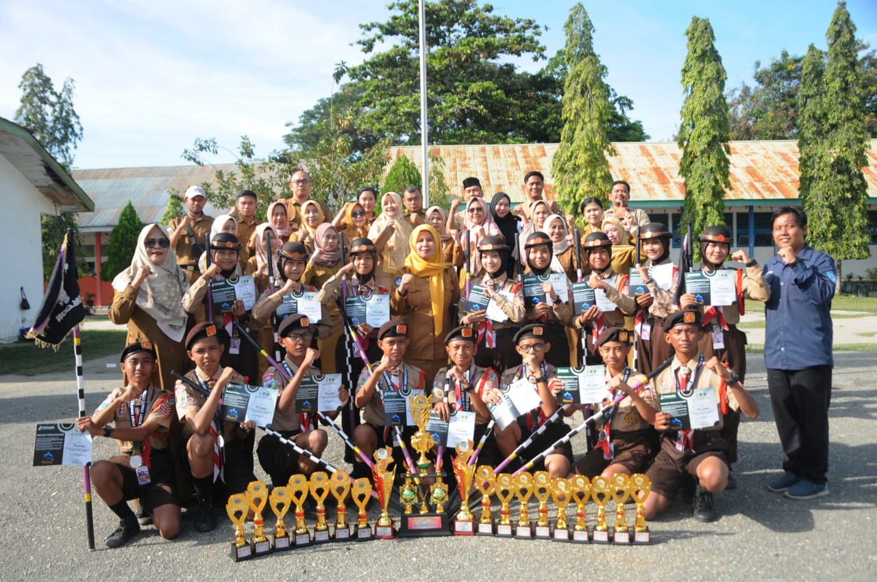 MEMBANGGAKAN: Penyerahan piala lomba Palu Scout Competition 3 2025 di Lapangan Upacara SMP Negeri 5 Palu, Senin (1/9/2025).