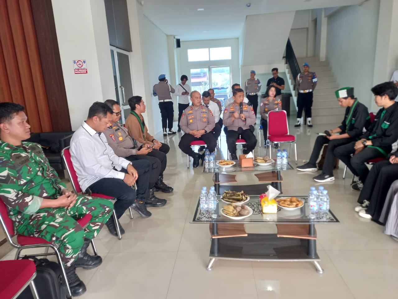 SOLIDARITAS : Suasana aksi solidaritas mahasiswa Morowali, sangat kondusif.(FOTO : SUPRIYONO/RADAR PALU)