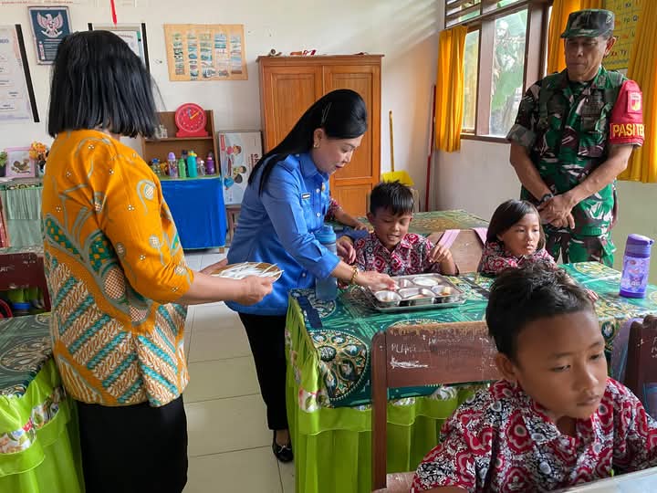 MAKAN BERGIZI : Program MBG sedang dilakukan di Kecamatan Lage.(FOTO : BUDIYANTO WIHARTO/RADAR PALU).