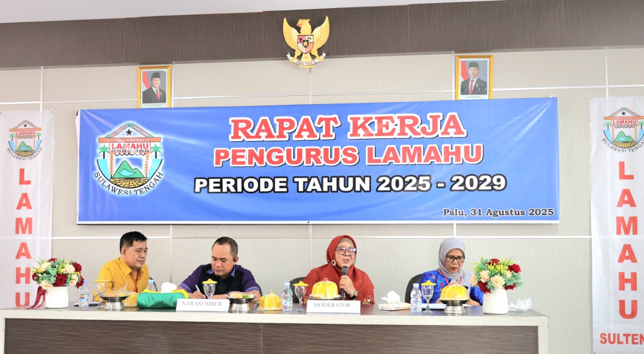 PAPARAN MATERI: Bunda Wiwik, menyampaikan materi dengan tema Peran Ormas Dalam Ikut Menjaga dan Merawat Demokrasi.(FOTO : DOK HUMAS PKS SULTENG/RADAR PALU).
