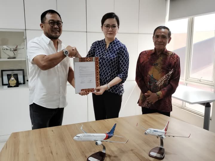 PENERBANGAN : Usai penandatanganan MoU penerbangan Sriwijaya Air di Poso.(FOTO : BUDIYANTO WIHARTO/RADAR PALU).