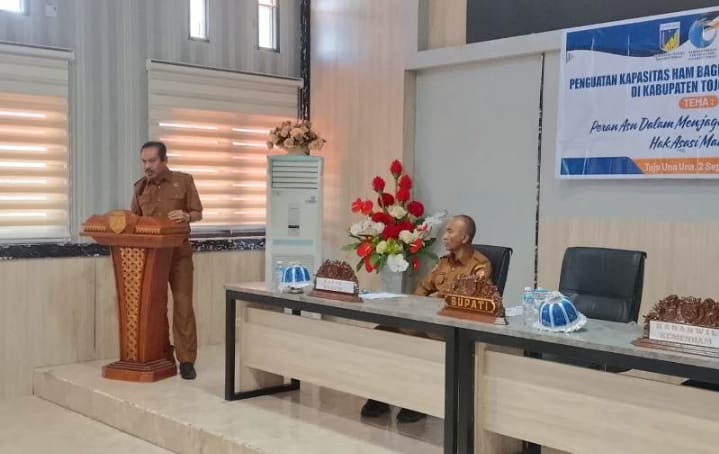 BERINTEGRITAS : Plt Sekkab Touna, Alfian Matajeng, di kegiatan penguatan kapasitas HAM bagi ASN Touna, Selasa (02/09/2025).(FOTO : HERIYANTO LIMAHU/RADAR PALU).