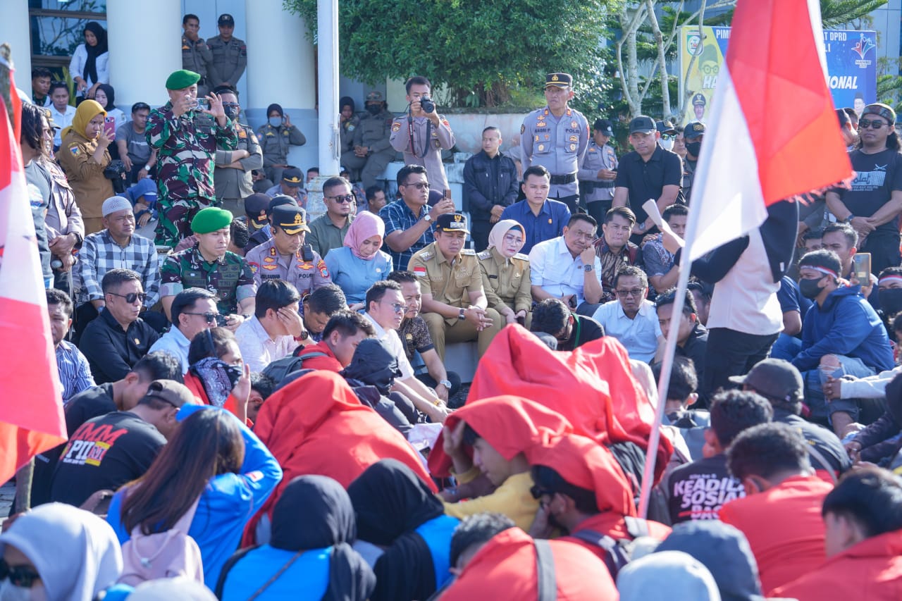 AKSI DAMAI : - Aliansi Masyarakat Morowali Menggugat menggelar aksi damai di depan Gedung DPRD Kabupaten Morowali, Selasa (02/09/2025).(FOTO : SUPRIYONO/RADAR PALU).