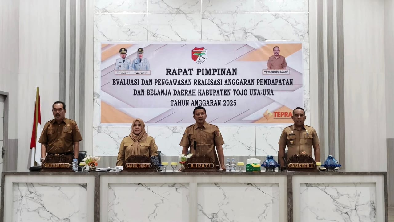 EVALUASI : Tim Tepra Pemkab Touna dipimpin Bupati Ilham Lawidu melakukan rapat evaluasi.(FOTO: HERIYANTO LIMAHU/RADAR PALU).