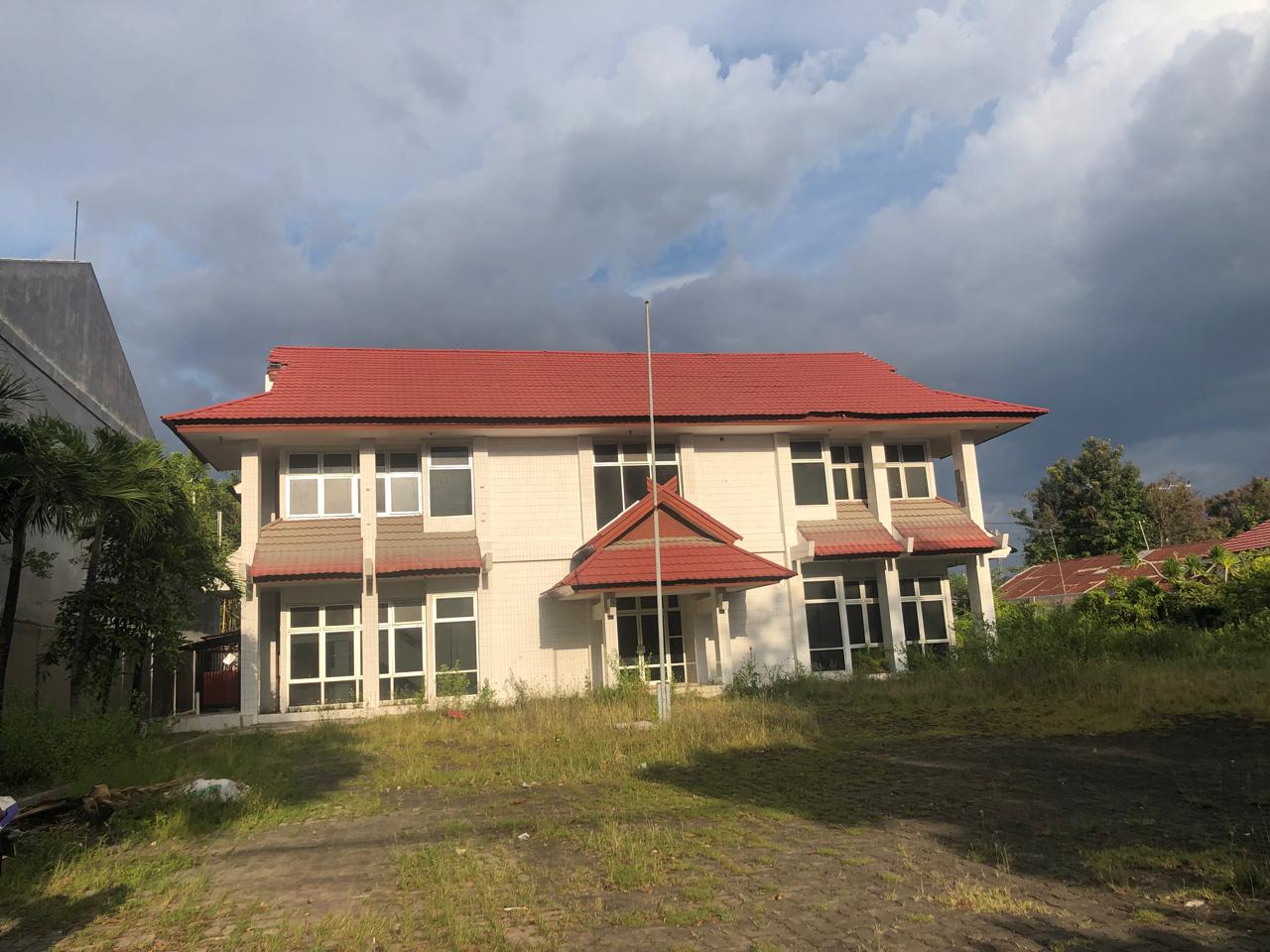 TUTUP SEJAK LAMA: Gedung kantor  PT Asuransi Jiwasraya (Persero) Cabang Palu di Jalan Sam Ratulangi tampak kosong dan terbengkalai. Menurut warga lokal sekitar, kantor ini sudah kosong sejak 4 tahun.