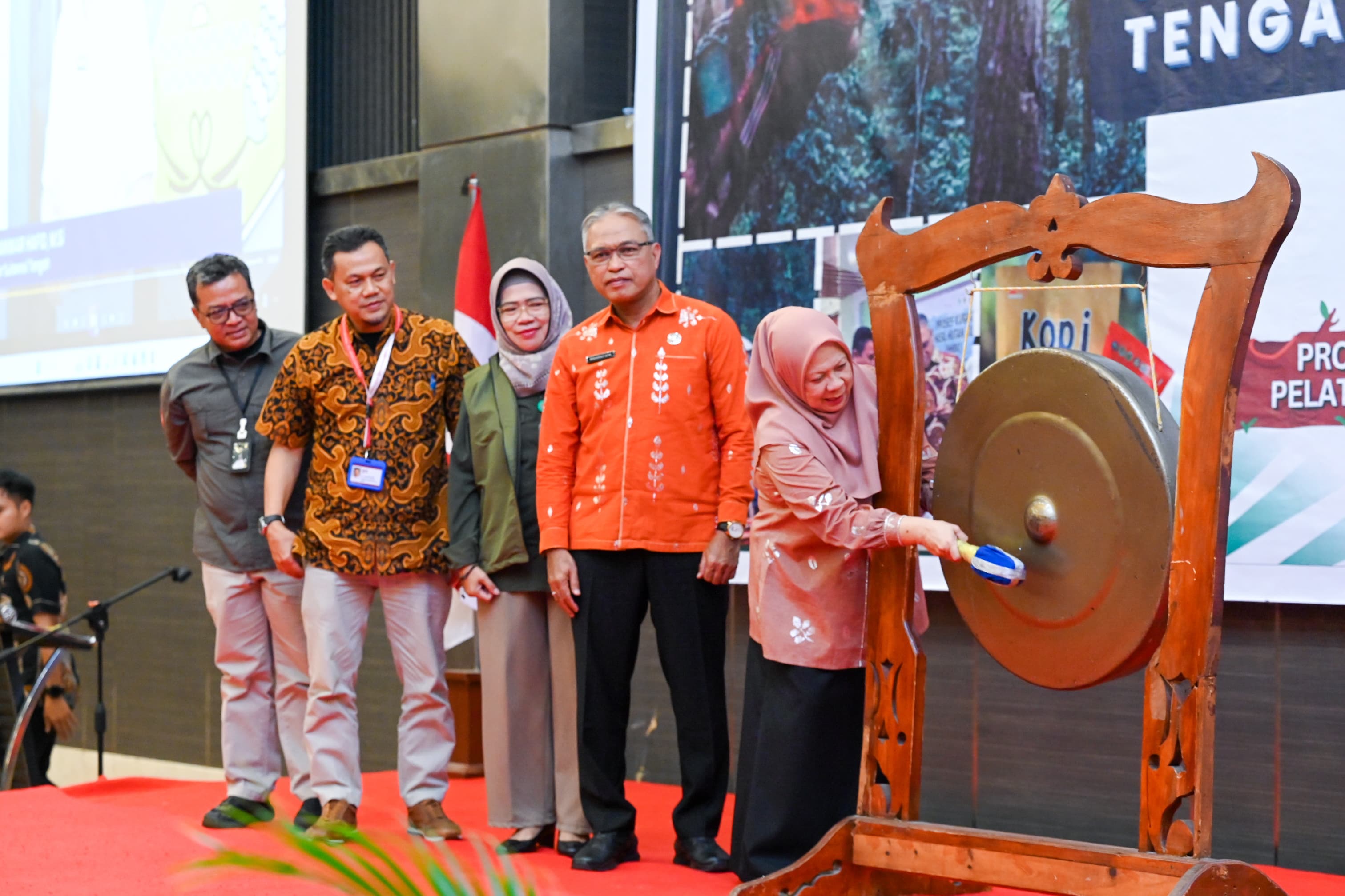 Wakil Gubernur Sulawesi Tengah, Dr. Reny A lamadjido, Sp.PK., M.Kes,  membuka workshop bertema penguatan peran masyarakat dalam pengelolaan hutan sekaligus melaunching Proper Perhutanan Sosial.