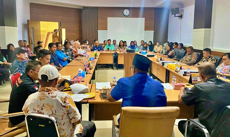 Komisi I DPRD Morowali Utara menggelar rapat dengar pendapat (RDP) menyusul pengaduan orang tua lima siswa yang dikeluarkan paksa oleh SMA Negeri 1 Petasia, Kamis (4/9/2025).