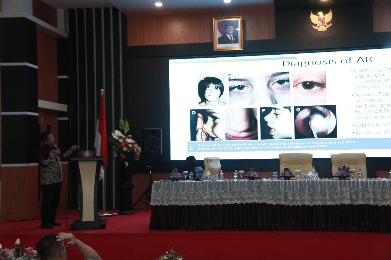 dr. Aminuddin Azis, saat membawakan metari tentang Diagnosis and Manageman of Allergic Rhinitis kepada para peserta seminar di Terkini Rinosinusitis di Aula Fakultas Kedok