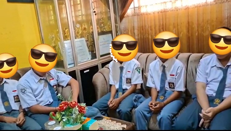 Foto tangkapan layar video para siswa yang disebut melakukan bullying kepada gurunya saat di ruang guru.