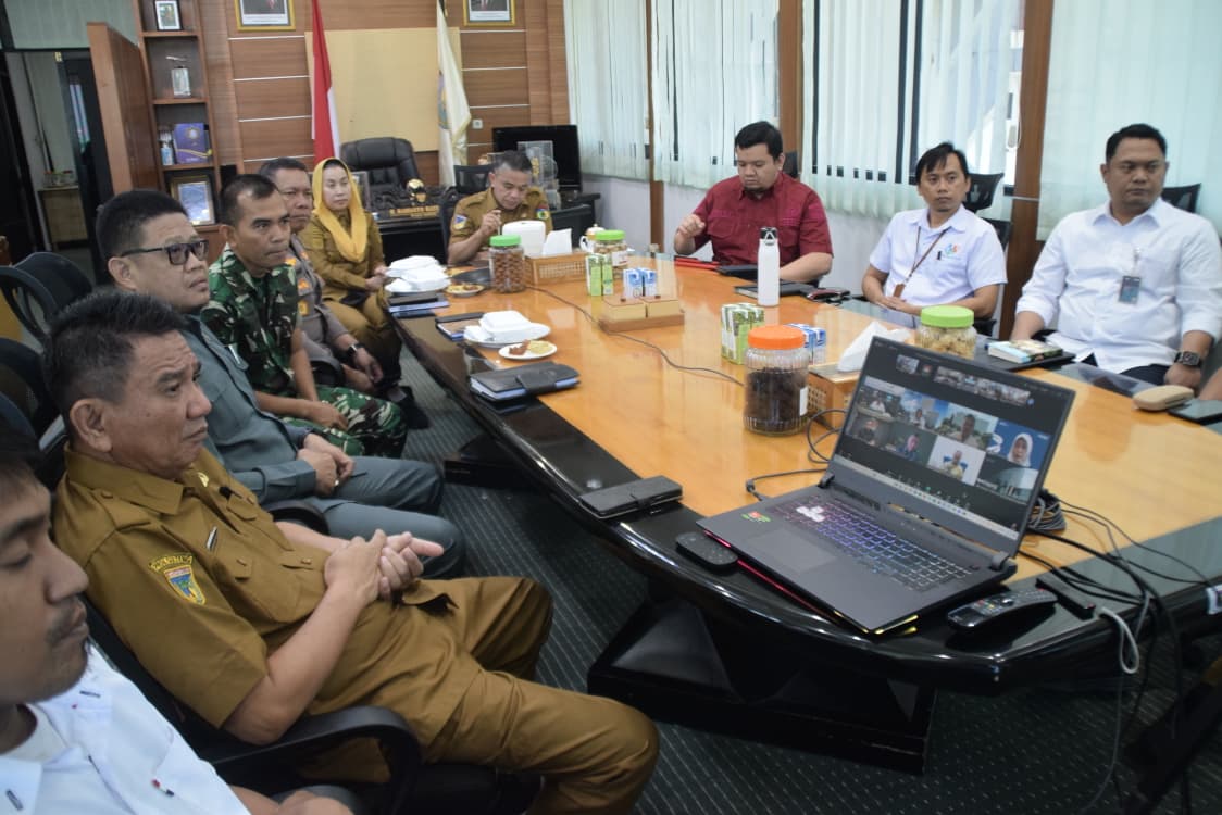 RADAR PALU - Wali Kota Palu, Hadianto Rasyid, bersama Wakil Wali Kota Palu, Imelda Liliana Muhidin, serta unsur Forum Koordinasi Pimpinan Daerah (Forkopimda) Kota Palu mengikuti Rakor virtual.