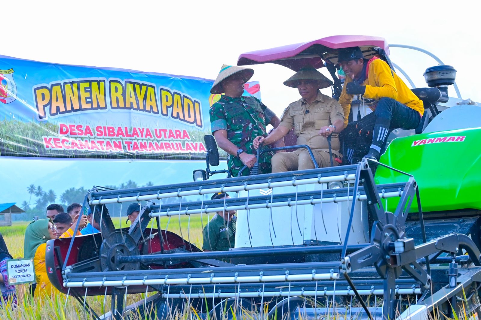 Gubernur Sulteng Anwar Hafid menyerahkan bantuan alsintan kepada kelompok tani di sela panen raya perdana padi di Sigi, Kamis (4/9/2025).
