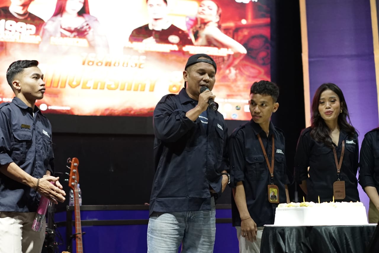 BERSYUKUR: Salah satu Owner 168 House, Asrul Natsir saat memberikan sambutan di tengah perayaan HUT 168 House ke 8.