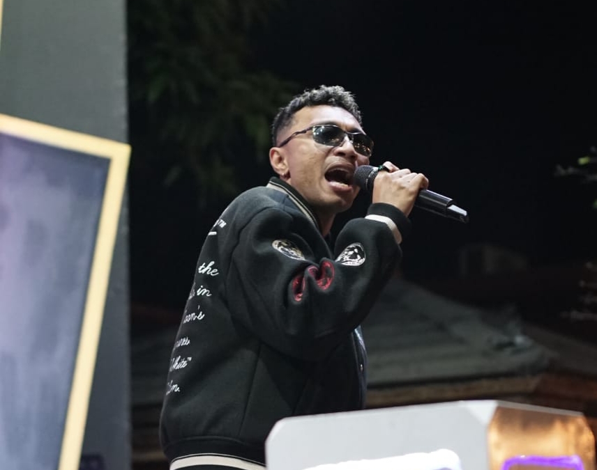 MERIAHKAN ACARA: Juan Reza, musisi asal NTT yang tengah naik daun dengan lagu berjudul pica-pica dan tabola-bale.