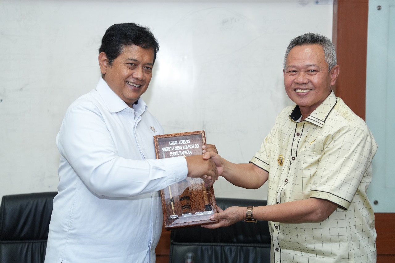 USULAN : Bupati Sigi Moh. Rizal Intjenae saat bertemu dengan Wamen Transmigrasi, Viva Yoga Mauladi, mengusulkan peningkatan kesejahteraan warga transmigrasi di Kabupaten Sigi.(FOTO : ANGEL SUMBARA/RAD