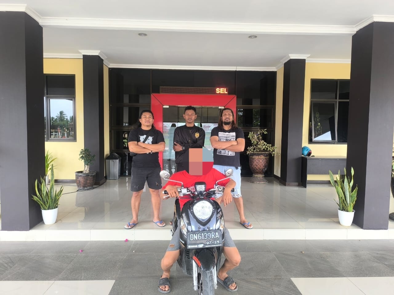 AMANKAN : Inilah pelaku penggelapan motor yang dibekuk polisi.(FOTO : NENDRA PRASETYA/RADAR PALU).