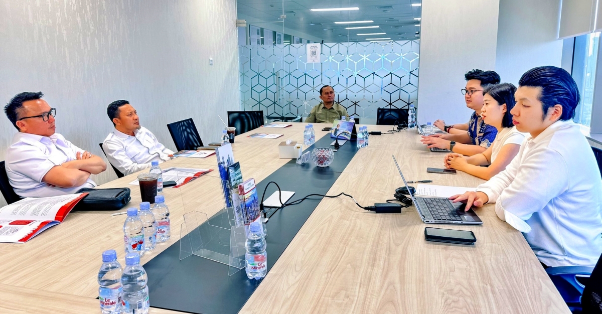 BERTEMU : Bupati Morut, Delis Julkarson Hehi, bersama Bupati Touna Ilham Lawidu diterima bertemu dengan founder and director CBC Han Xuya di Jakarta, Rabu (03/09/2025).(FOTO : ISTIMEWA/RADAR PALU).