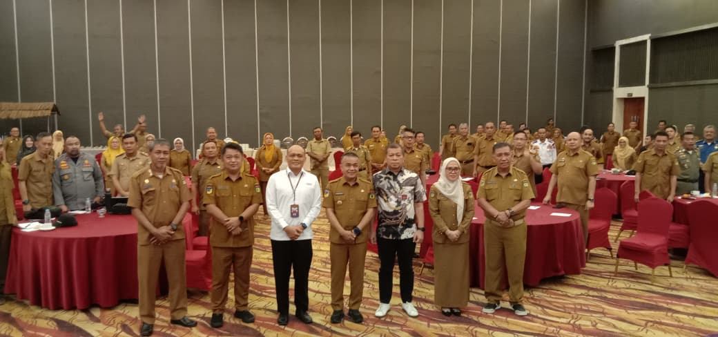 TEGAS: Wali Kota Palu, Hadianto Rasyid (tengah) berfoto bersama jajaran pemerintah Kota Palu pada kegiatan Sosialisasi Pengelolaan Keuangan Daerah, Senin (8/9/2025).