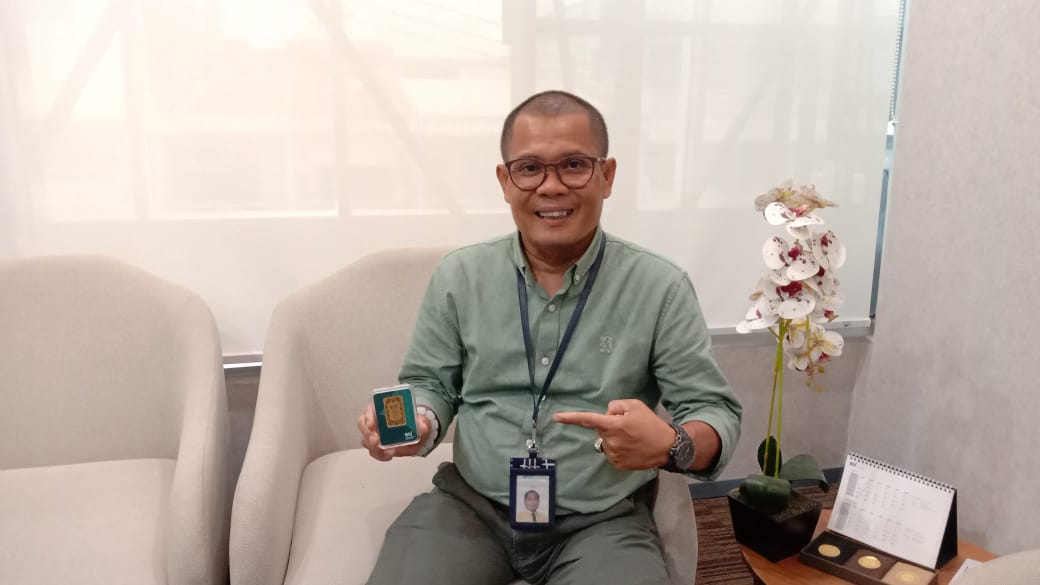 SOLUSI INVESTASI: Manager Mikro dan Pawning BSI Area Palu, Inhar Ramli dengan berfoto dengan produk Emas BSI di tangannya pada Selasa (9/9/2025). Emas menjadi solusi investasi pilihan.